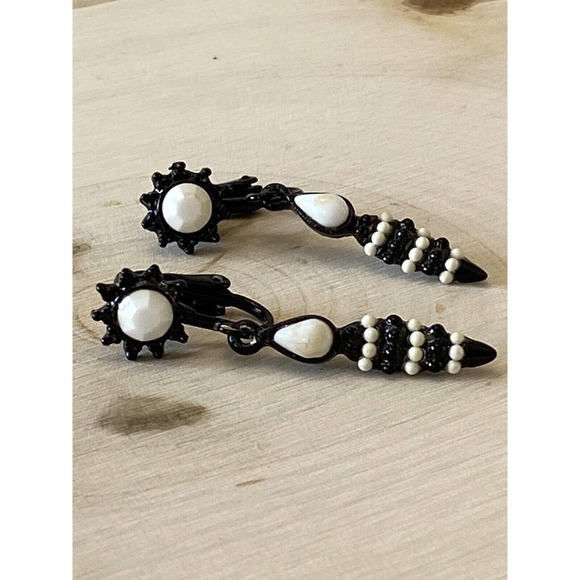 retro vintage clip on beaded drop earrings black white - Picture 4 of 7